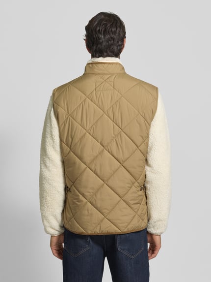 Männermodel trägt Weste mit Stehkragen von Polo Ralph Lauren in Beige, Steppmuster, regular Fit, Rückenansicht, Ganzkörperansicht Rückansicht.