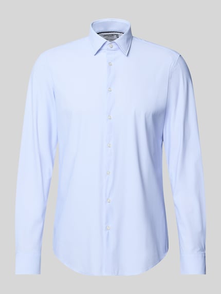 Produktfoto, Slim Fit Business-Hemd mit Kentkragen von Jake*s in Hellblau, Elastischer-Material-Mix, durchgängige Knopfleiste, Langärmeliges Design, Sportmanschetten, Unifarbenes-Design, detailreiche Textur sichtbar, Rückenlänge 79 cm, Schulterbreite 46 cm, Ärmellänge 67 cm
