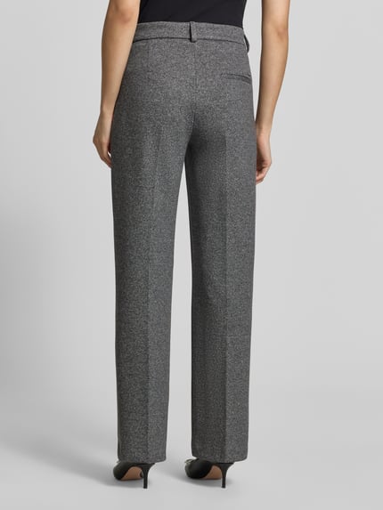 Vrouwenmodel draagt Wide Leg broek met katoen aandeel model maine van Brax in grijs met fijne structuur, dames wijdte broek, volledig zicht achterkant.