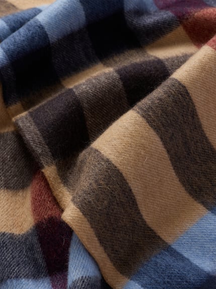 Produktfoto, Schal aus Schurwolle Kaschmir mit Fransen von ASCOT in mehrfarbiger, karierter Webware mit Fransen, weiche Textur