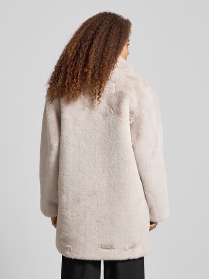 Frauenmodel trägt Mantel mit Reverskragen von Karo Kauer aus cremefarbenem Kunstfell, Regular-Fit, Rückenlänge 87 cm, Ganzkörperansicht Rückansicht.