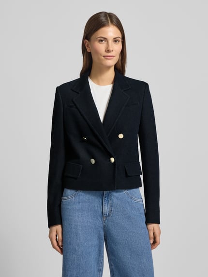 Vrouwenmodel draagt 'Blazer met Reverskraag' van Windsor, katoenmix, regular fit, knoopsluiting, borstzakken, klepzakken, Ganzkörperansicht von vorne.