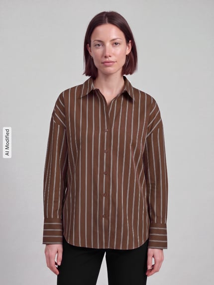 Vrouwenmodel draagt bruin-wit gestreepte Regular Fit overhemdblouse met katoenmodel 'OREGON' van ONLY, Dames, frontale buste close-up, KI-modified afbeelding