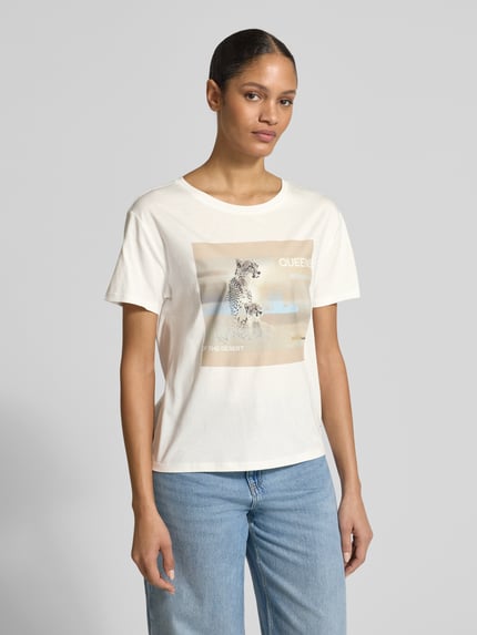 Vrouwenmodel draagt Regular Fit T-shirt met strass-steentjes van monari van puur katoen met motiefprint, ronde hals, met korte mouwen, ruglengte maat 36: 55 cm. Ganzkörperansicht van voren.