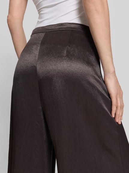 Frauenmodel trägt Regular Fit Weite HOSE mit Nahtreißverschluss Modell 'TORCAIN' von BOSS, Optik: Unifarben, Materialverarbeitung: Twill, Nahaufnahme Rückansicht