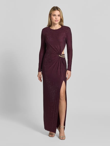 Frauenmodel trägt Abendkleid mit Raffung und Schnallendetail von Self-Portrait, maxi, etui, strukturiert, bordeauxrot, Ganzkörperansicht von vorne.