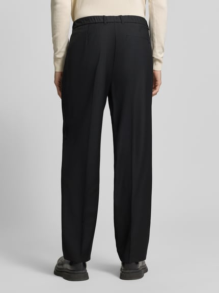 Männermodel trägt Hose aus Woll-Mix mit weitem Bein und Gesäßtasche von CK Calvin Klein, schwarze Farbe, Ganzkörperansicht Rückansicht.