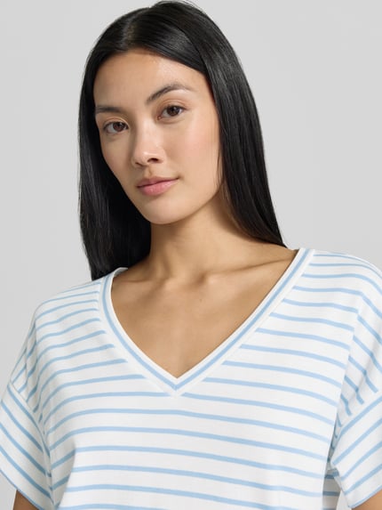 Frauenmodel trägt Relaxed Fit T-Shirt aus reiner Baumwolle von s.Oliver RED LABEL mit hellblauen Streifen, Nahaufnahme Oberkörper