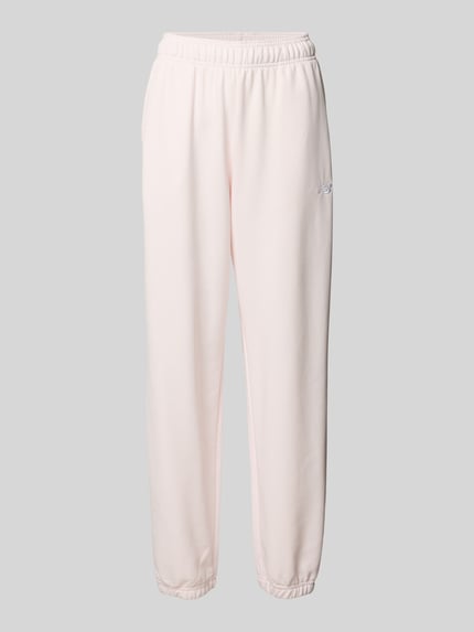 Produktfoto, Sweatpants mit Logo-Stitching von New Balance in zartem Rosa, Baumwoll-Mix, Loose-Fit, elastischer Bund, seitliche Eingrifftaschen, elastische Abschlüsse, 73 cm Innenbeinlänge bei Größe S