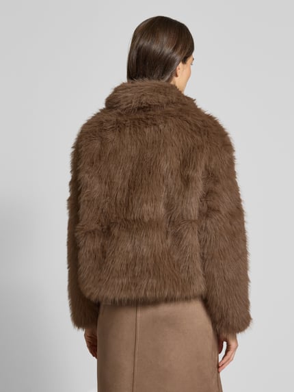 Vrouwenmodel draagt Jacke aus Kunstfell Modell 'Hajora' van OPUS in regular fit, bruin, kunstbont, achteraanzicht, ganzkörperansicht rug.