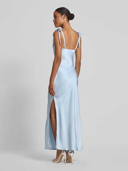 Frauenmodel trägt Slim Fit Midikleid aus Satin Modell 'Maxima' von LeGer by Lena Gercke in Hellblau mit Zierschleife, Ärmelloses-Design, glänzende Satin-Haptik, Rückenschlitz, Kontext: Rückenlänge bei Größe 36 123 cm, Brustweite bei Größe 36 34 cm, Ganzkörperansicht Rückansicht.