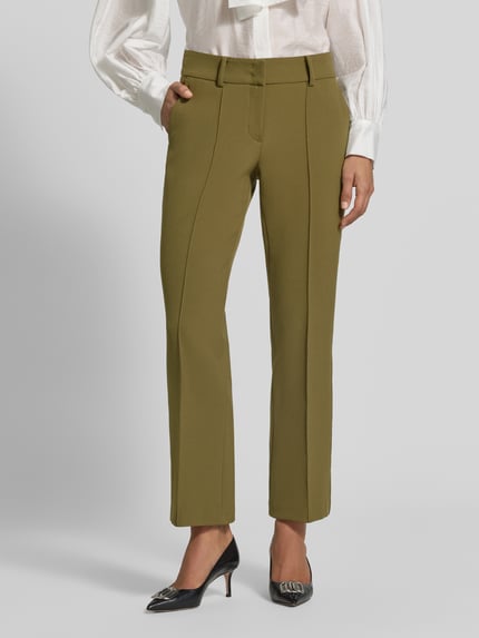 Frauenmodel trägt Regular Fit Schmale Hose mit Viskose-Baumwoll-Anteil Modell 'FARAH' von CAMBIO in Oliv mit Bügelfalten, Nahaufnahme Oberkörper, Damen Schmale Hose von CAMBIO