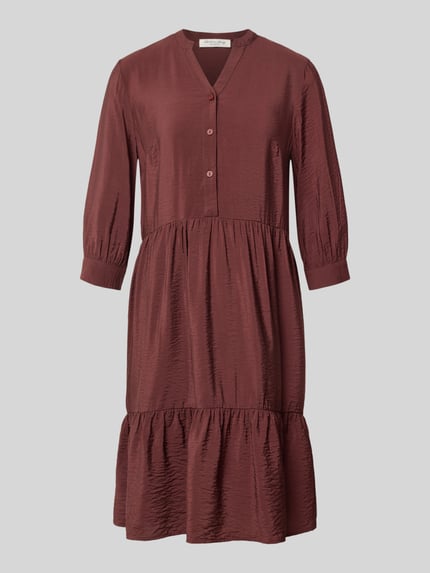 Produktfoto, Relaxed Fit Midikleid aus viscosemix mit tuniekhals, knoopsluiting, halflange mouwen van Christian Berg Woman, ruglengte maat 36: 106 cm, borstwijdte maat 36: 45 cm, mouwlengte maat 36: 44 cm, effen roodbruine stof met subtiele glans, gerimpelde rok, vloeiende textuur