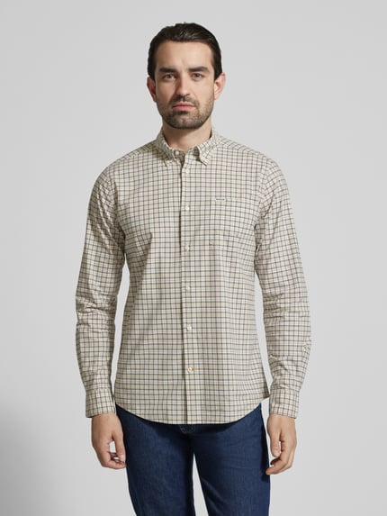 Männermodel trägt Regular Fit Freizeithemd aus Baumwoll-Mix Modell 'LOMOND' von Barbour, kariert, Optik:Allover-Muster, Slim Fit, Ganzkörperansicht von vorne.