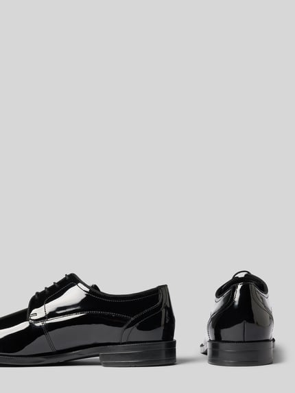 Produktfoto, glänzend schwarze Oberfläche, glatte Lackleder-Textur, klassische Form, Schnürschuhe aus Lackleder Modell 'Tayil' von BOSS, Herren Schnürschuhe