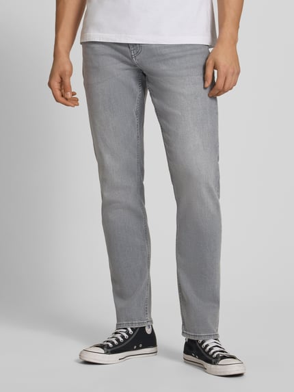 Männermodel trägt Regular Fit Straight Leg Jeans aus katoenmix model 'WEFT' van Only & Sons in denimlook met labelpatch, 5-pocketmodel, twill, knoop- en ritssluiting, mid waist, grijze kleur, zakken (onderstuk):, ganzkörperansicht van voren