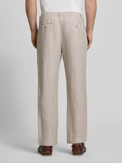 Männermodel trägt Cropped Hose aus Leinen-Baumwoll-Mix von JAKE*S STUDIO MEN in Beige, strukturierte Oberfläche, Ganzkörperansicht Rückansicht. Kontext: Herren Hose, Leinen-Baumwoll-Mix, Cropped, Allover-Look, Eingrifftaschen, Bundweite bei Größe M: 43 cm, Innenbeinlänge bei Größe M: 76 cm.