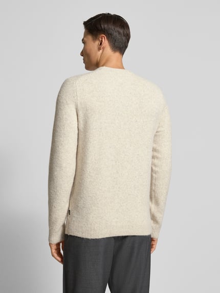 Männermodel trägt Strickpullover mit gerippten Abschlüssen Modell 'BLASIMON' von Jack & Jones Premium, Material-Mix mit Woll-Anteil, lockerer Schnitt, Rundhalsausschnitt, Rückenlänge 64 cm, Ärmellänge 69 cm, helle Farbe, weiche Textur, Ganzkörperansicht Rückansicht.