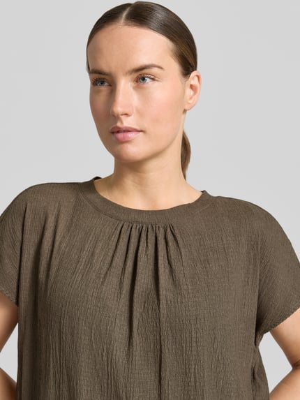 Frauenmodel trägt Regular Fit Damen T-Shirt mit Strukturmuster Modell 'Salti' von OPUS, Elastischer-Material-Mix, rundhalsausschnitt, raffungen, kurzärmelig, braune Farbe, Rückenlänge bei Größe 36: 53 cm, Nahaufnahme Oberkörper.