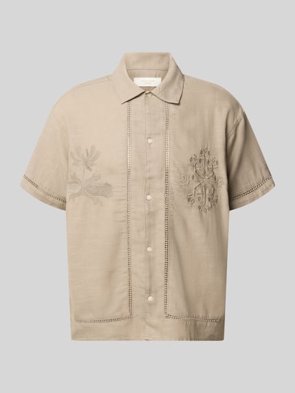 Produktfoto, Relaxed Fit Freizeithemd aus Lyocell-Mix Modell 'Menton' von Jack & Jones, mieszanka bawełny i lyocellu, krój relaxed fit, beżowy kolor, krótkie rękawy, kołnierzyk typu kent, listwa guzikowa na całej długości, kwiatowy haft, ażurowe hafty, długość tyłu w rozmiarze M: 72 cm, szerokość w rozmiarze M: 52 cm, długość rękawów w rozmiarze M: 25 cm