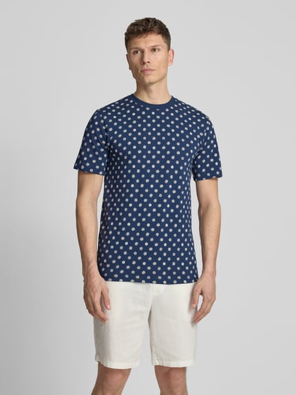 Männermodel trägt Regular Fit T-shirt mit ronde hals von Scotch & Soda, puur katoen, all-over look, ruglengte bij maat M 71 cm, Ganzkörperansicht von vorne.