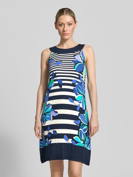 Frauenmodel trägt Knielanges Kleid aus Viskose-Mix mit Rundhalsausschnitt von Betty Barclay, blau-weiß, florales Muster, Ganzkörperansicht von vorne. Straight Fit, knielang, Stretch-Anteil, Rückenlänge 81 cm, Brustweite 43 cm.