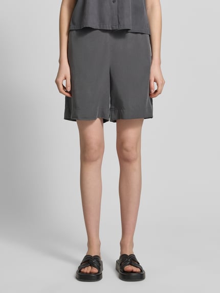 Kobiece modelka nosi Straight Fit Shorts und Leinen-Anteil od Marc O'Polo, efekt: jednolity kolor, krój: straight fit, bez zapięcia, elastyczny ściągacz, boczne wpuszczane kieszenie, szary, widok z przodu na całe ciało.