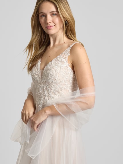 Vrouwenmodel draagt Brautkleid mit floralem Spitzenbesatz van Mascara, tüll, getailleerde fit, hartvormige hals, maxi-lengte, mouwloos, vooraanzicht bovenlichaam