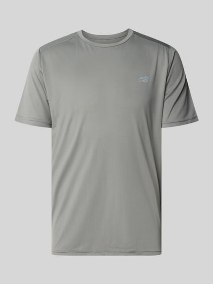 Produktfoto, Funktionsshirt mit Rundhalsausschnitt und Logo von New Balance in Hellgrau, glatte Textur, Regular Fit, Rücklänge 69 cm, Vorderansicht