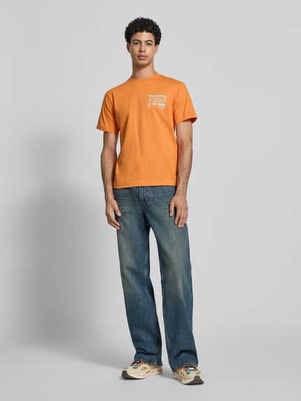Mannelijk model draagt Regular Fit T-Shirt met Statement-Print van Replay, oranje, ronde hals, katoen, regular fit, vooraanzicht hele lichaam