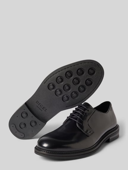 Produktfoto, Schnürschuh aus beschichtetem Leder mit Label-Prägung Modell 'Sanjay' von DIGEL in Schwarz, leicht strukturierte Sohle, abgerundete Spitze, Herren, Absatzhöhe 3 cm, Schafthöhe 7 cm, Schaftweite 10 cm