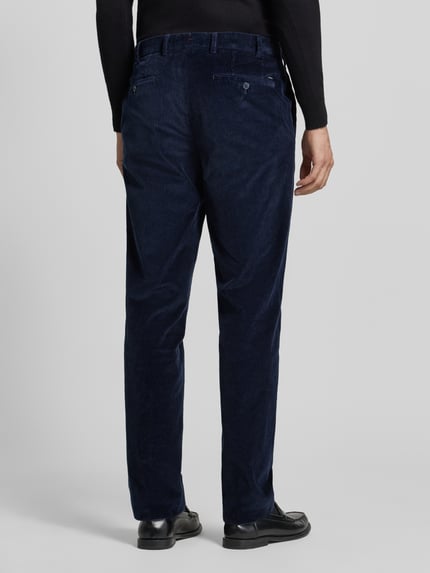 Männermodel trägt Regular Fit Cordhose aus Baumwollmix von Hiltl, dunkelblau, Cordstruktur, Gesäßtaschen, Ganzkörperansicht Rückansicht.