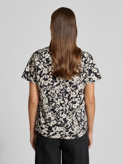 Frauenmodel trägt Regular-Fit T-Shirt aus reiner Baumwolle von Marc O'Polo mit schwarzem Blumenmuster, Damen T-Shirt, Ganzkörperansicht Rückansicht.