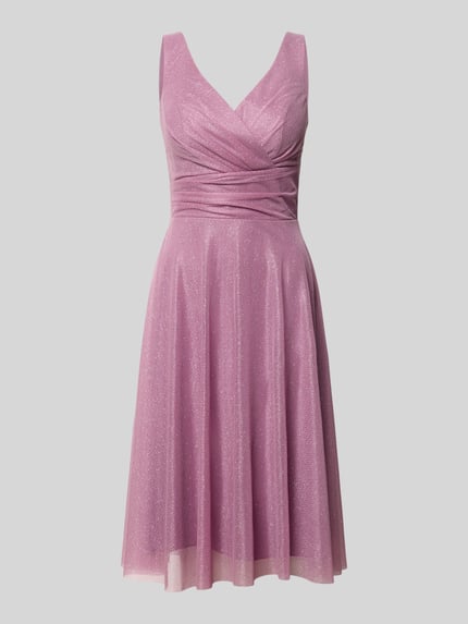 Produktfoto, Knielanes Cocktailkleid mit V-Ausschnitt von TROYDEN COLLECTION in schimmerndem Mesh, tailliert, knielang, mit Drapierungen.