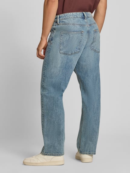 Männermodel trägt Straight Fit Jeans mit Woll-Anteil Modell 'Classic' von JACK & JONES, hellblau, 5-Pocket, Ganzkörperansicht Rückansicht, Baumwoll-Mix