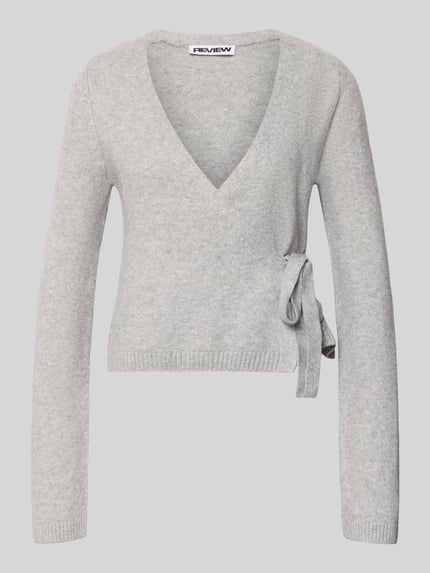 Produktfoto, Strick-Cardigan in Wickeloptik von REVIEW in hellgrau, V-Ausschnitt, Regular Fit, Materialmix mit Stretch-Anteil, feinmaschige Textur