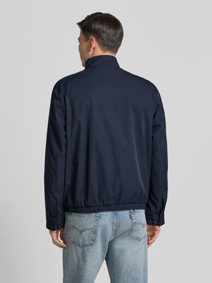 Mannenmodel draagt Regular Fit Blouson met Logo-Stitching model 'H-CARVO' van BOSS in donkerblauw, egale textuur, heren blouson, gehele lichaamsfoto achteraanzicht.