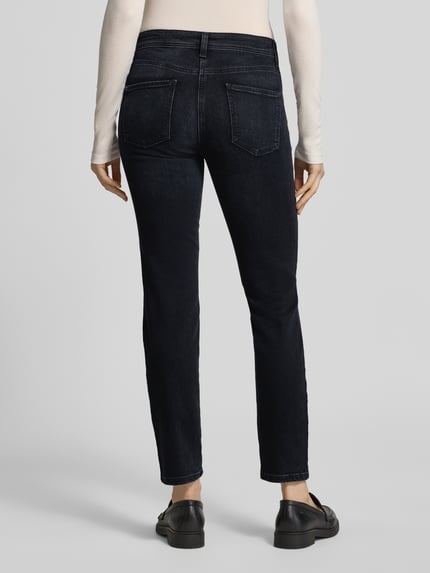 Frauenmodel trägt Slim Fit Jeans mit Label-Patch Modell 'PIPER CROPPED' von CAMBIO in dunkler Denim-Optik, 7/8-Länge, Rückansicht.