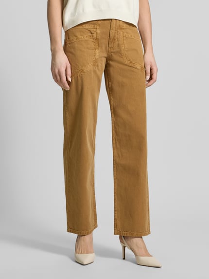 Frauenmodel trägt Wide Leg Jeans mit elastischem Bund Modell 'FIMA' von Bash, Baumwoll-Mix in Camel, ausgestellter Schnitt, Nahaufnahme Unterkörper.