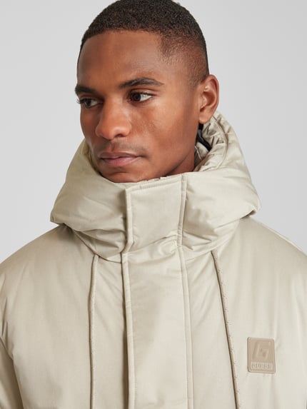 GUESS Activewear Kurtka pikowana z naszywką z logo model ‘FAWARIS’ Beżowy 3