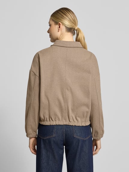 Frauenmodel trägt Regular Fit Jacke mit verdecktem Reißverschluss Modell 'Cl44aire' von ZABAIONE in Beige, leicht strukturierte Oberfläche, Ganzkörperansicht Rückansicht. Rückenlänge 54 cm, Schulterbreite 62 cm, Brustweite 59 cm, Ärmellänge 48 cm.