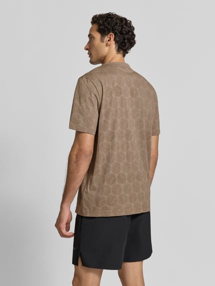 Männermodel trägt Regular Fit T-Shirt aus reiner Baumwolle von BOSS Green in Braun mit dezentem Muster, Ganzkörperansicht Rückansicht.