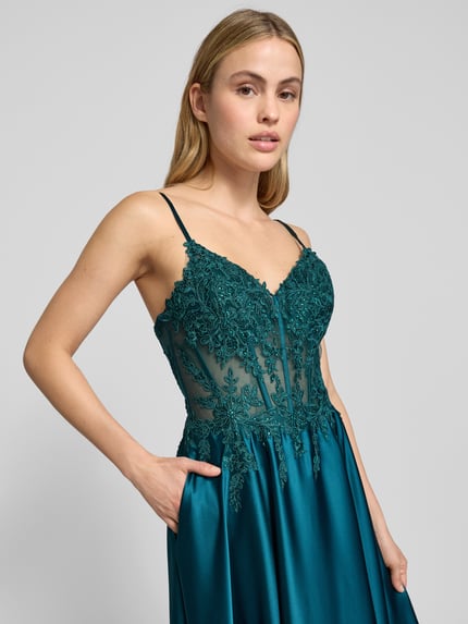 Vrouwenmodel draagt avondkleid aus Satin mit Spitzenbesatz van Luxuar, A-lijn, maxikleed, semitransparant, detailopname bovenlichaam.