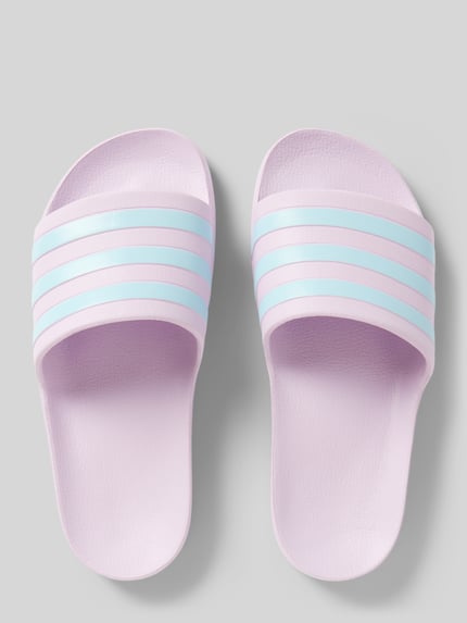 Produktfoto, Pantoletten mit Kontraststreifen von adidas Sportswear aus Kunststoff in Two Tone Optik, abgerundete Schuhspitze, flache Sohle, glatt, Streifenapplikation