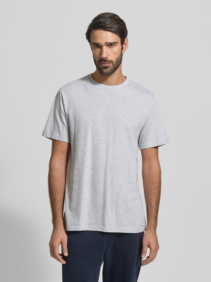 Männermodel trägt T-Shirt mit Rundhalsausschnitt im 2er-Pack von Götzburg Wäsche in grau, Reine Baumwolle, Regular-Fit, Ganzkörperansicht von vorne.