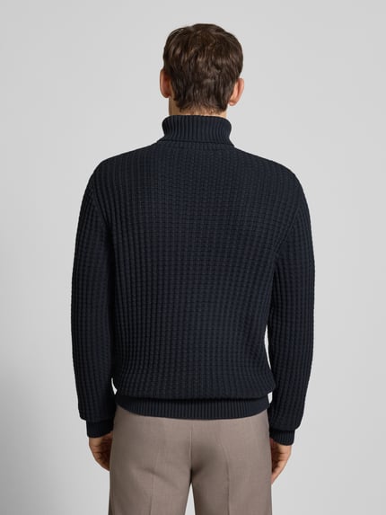 Männermodel draagt Regular Fit Rollkragenpullover in Waffel-Struktur Modell 'TOM' van SELECTED HOMME, unie, biologisch katoen, lange mouwen, Ganzkörperansicht Rückansicht.