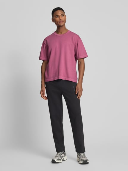 Mannelijk model draagt Cropped T-Shirt met Rundhalsausschnitt van GAP in roze, puur katoen, regular fit, voorkant volledige lichaamsweergave.