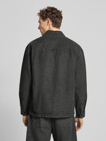 Mannenmodel draagt Relaxed Fit Hemdjacke met borstzak model 'David' van Wood Wood in zwart katoenmix, ruglengte maat M 73 cm, ganzkörperansicht rückansicht.