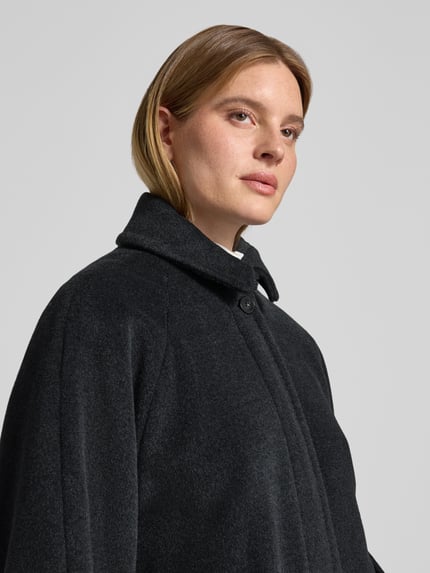 Frauenmodel trägt Straight Fit Jacke mit Pattentaschen Modell 'CORONA' von Marella aus reiner Schurwolle in Dunkelgrau, Nahaufnahme Oberkörper.