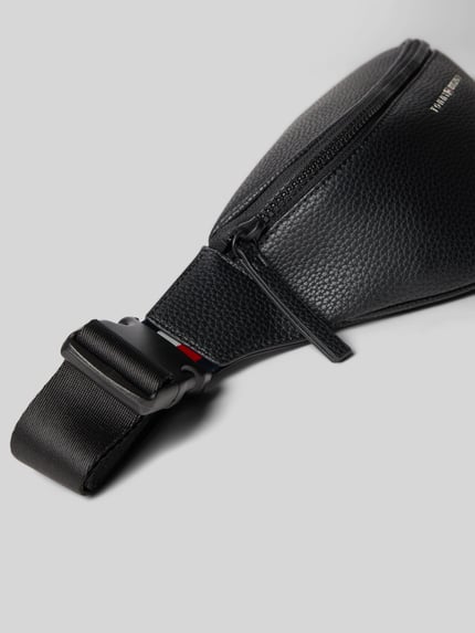 Produktfoto, Bauchtasche mit Strukturmuster von Tommy Hilfiger aus robustem Material mit Hauptfach, Reißverschluss, Klickverschluss, Label-Schriftzug, Logo-Details, Reißverschlussfach innen, verstellbarer Schulterriemen, Maße: 36 cm breit, 15 cm lang, 5 cm tief, Schulterriemen 90 cm.